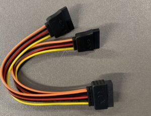 60143 KABELBOOM POWER SATA 15PIN STEKER > 2X POWER SATA 15PIN BUS